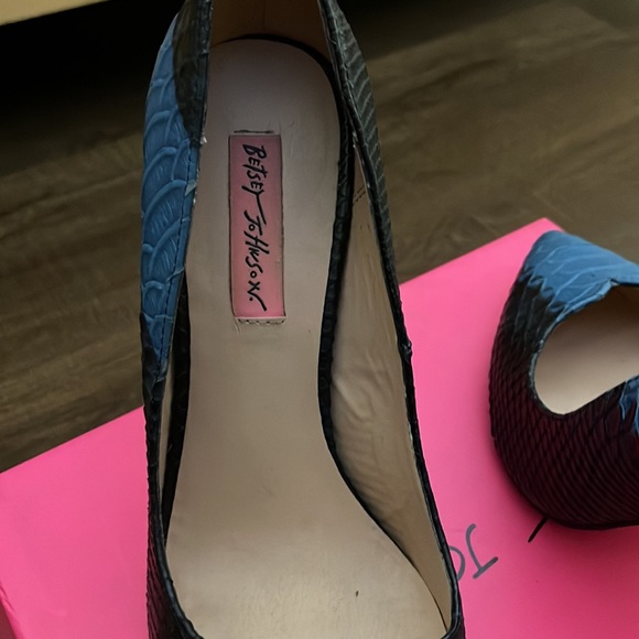 Betsey Johnson Pump - Picture 5 of 14